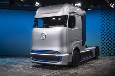 Mercedes Trucks zeigt eActros und flüssig Wasserstoff LKW JESMB