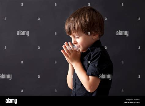 Niño Orando Fotos E Imágenes De Stock Alamy
