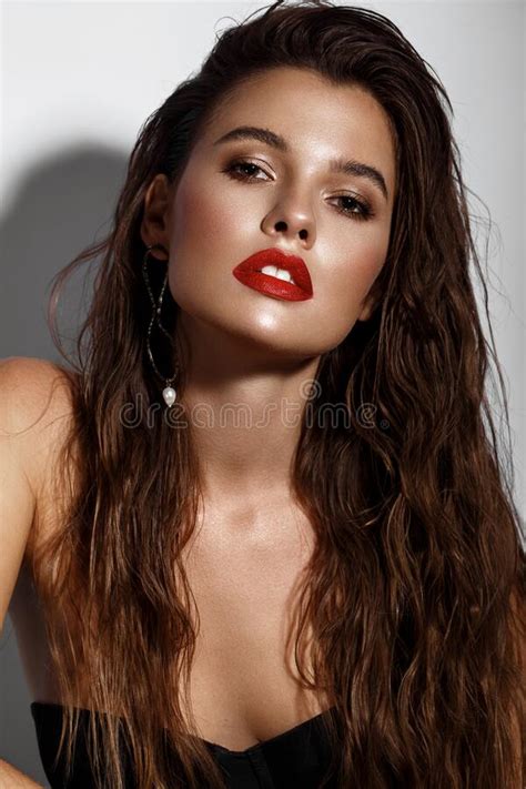 Красивая сексуальная девушка с ярким макияжем красные губы мокрые волосы Лицо красоты Стоковое