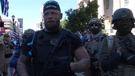 Usa Armed Militia Members Face Off Blm Protesters In Louisville