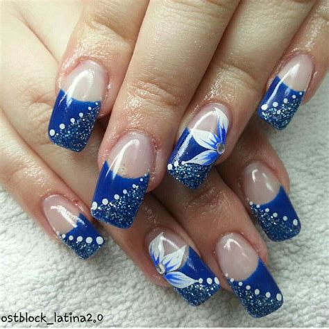 Schone nagel sind ein echter eyecatcher. Nägel/Gelnägel/blau/weiß/glitzer/blume/strass/punkte/nails ...