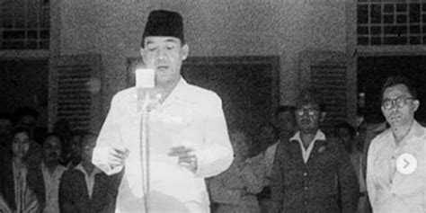 Pembacaan Teks Proklamasi Oleh Ir Soekarno Disambut Rakyat Dengan