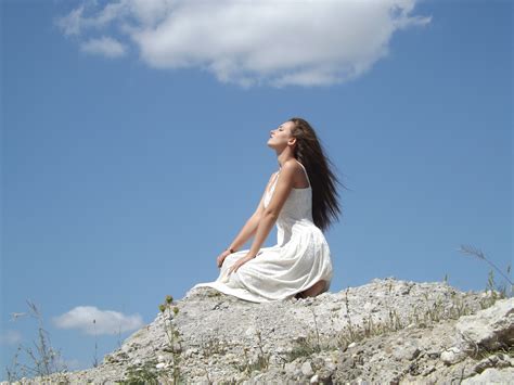 무료 이미지 바다 보행 구름 하늘 소녀 여자 화이트 햇빛 휴가 모델 봄 푸른 신부 천사 드레스 아름다움 사진 촬영 인간 위치