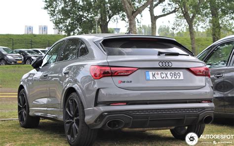 The sportback's roof is 1.1 inch lower than the regular q3 and overall length has been increased by about half an inch, but the sportback is actually a tiny bit less wide. Audi RS Q3 Sportback 2020 - 16 mei 2020 - Autogespot