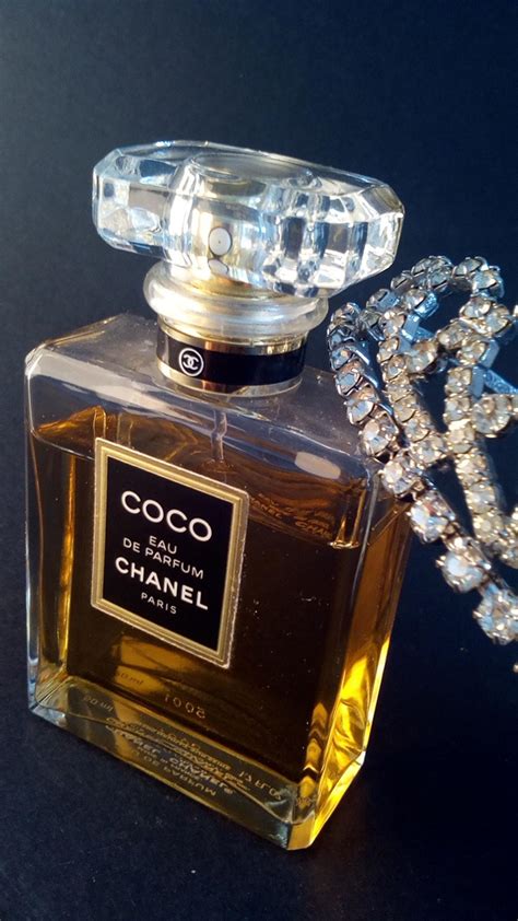 Shop the full collection on chanel.com and discover your signature scent. Coco Eau de Parfum Chanel perfume - a fragrância Feminino 1984