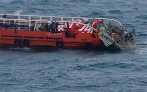 Indonesian rescuers said sunday they had detected a signal from a boeing passenger plane that crashed into the java sea shortly after takeoff with 62 people on board. AirAsia plane Java sea crash that killed 162 'was caused ...