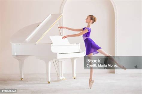 Seorang Gadis Kecil Yang Lucu Bermimpi Menjadi Balerina Profesional Di Sebuah Ruangan Putih Di
