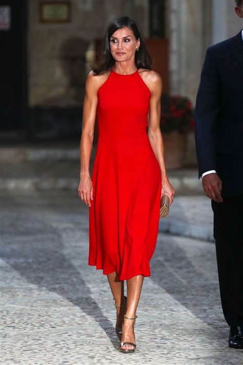 La Reina Letizia Apuesta Por Un Vestido Rojo De Escote Halter En La