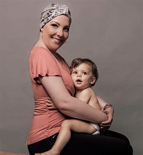 Outubro rosa mãe descobre câncer ao tentar amamentar seu bebê