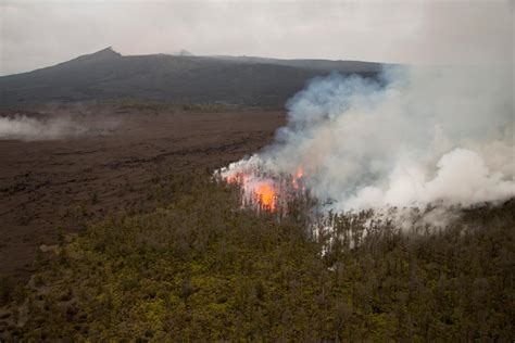 Video New Kilauea Volcano Vent Opens With 80 Foot Lava Spatter As Puu