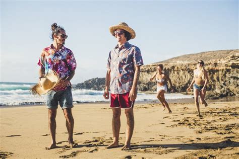 Grupo De Amigos Felices Que Corren En La Playa Tropical Vacaciones De