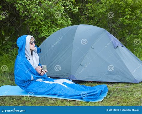 een mens zit in een slaapzak dichtbij de tent stock foto image of wandeling extreem 53511308