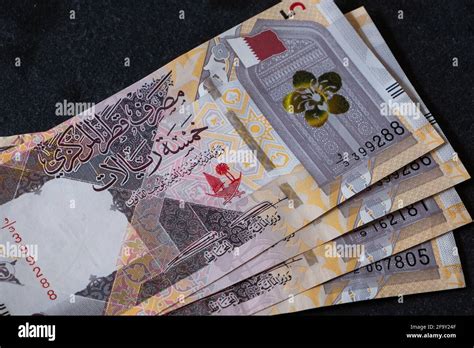 Argent Riyal Qatar Nouveau Banque De Photographies Et Dimages à Haute