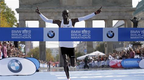 Eliud Kipchoge Sets Marathon World Record With Win In Berlin Chicago Tribune