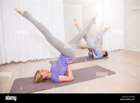 Les Femmes Qui Font Des Exercices De Pilates Stretching Jambes Photo
