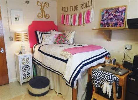 Show Your School Pride With Diy Wall Art In Preppy Dorm Rooms Dorm