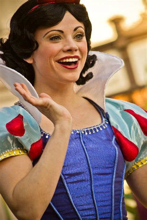 Snow White Has Never Looked Prettier I Love Disneyland Parades