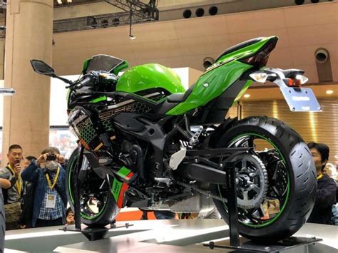 The kawasaki ninja 250 which was sold in india, has moved on to a more rounded cubic capacity number. Kawasaki ZX-25R 2020, sportiva 4 cilindri di 250 cc ...