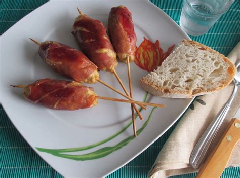 Inserite una delle polpette di carne nello spiedino di legno, poi inserite una mozzarellina e avvolgete intorno a questa gli spaghetti. Spiedini di polpette saporite | Dal dolce al salato con Lucia
