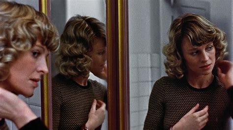 Julie christie, donald sutherland, hilary mason, clelia matania. Don't Look Now, 1973 | Julie christie, Hairdo, Alfred ...