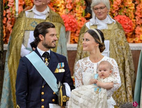 Los Príncipes Carlos Felipe y Sofia con su hijo Alejandro durante su