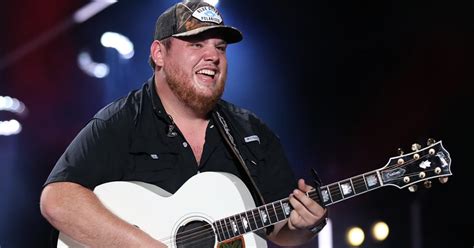 see it luke combs drops new performance video for “what you see is what you get” the country