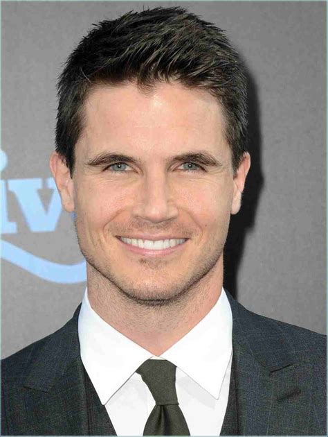 Robbie Amell Biography, Net Worth, Height, Age, Weight, Family, Wiki ...