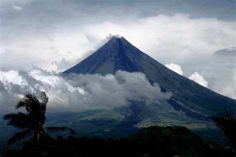 Mayon Volcano Mayon Volcano Also Known As Mount Mayon Is Flickr