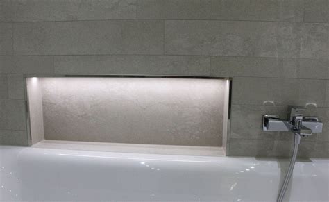 Badezimmer mit eckbadewanne in deutschland ideen, design Praktische NIschenablage an der Badewanne. Fliesen im ...