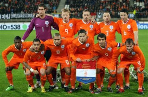Elftal heeft 13 vertalingen in 7 talen. Nederlands elftal blijft derde op ranglijst | Het Parool