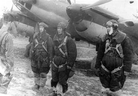 Petlyakov Pe 2 And Its Crew 1942 Aircraft Of World War Ii
