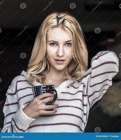 Zacht Portret Van Tiener Die Hete Koffie Thuis Drinken Stock Foto