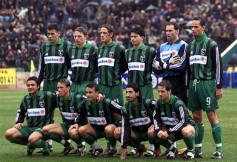Denizlispor'umuzun pazar günü saat 16'da oynayacağı osmanlıspor mücadelesini hakem volkan bayarslan ve ekibi yönetecek. Ayaktakiler Oturanlar | Denizlispor 2002-2003