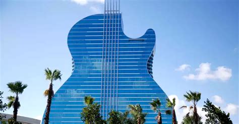 El edificio principal es el que tiene forma de guitarra, que albergará 638 habitaciones y suites, a las que se sumarán otras 168 situadas en un edificio al edificio de 450 pies (más de 137 metros) de altura le falta todavía el mástil o brazo de la guitarra, pero esta singular estructura se puede ver ya. Hard Rock Hotel: El edificio con forma de guitarra que ...