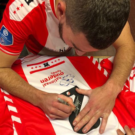 Diese seite enthält eine komplette übersicht aller absolvierten und bereits terminierten saisonspiele sowie die saisonbilanz des vereins fc emmen in der saison 14/15. ZO!34 - FC Emmen veilt shirts voor "De Derde Helft"