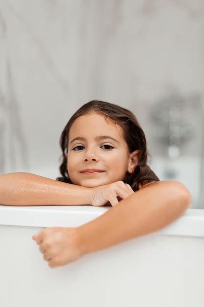 Menina De 7 Anos Tomando Banho De Espuma Foto Premium
