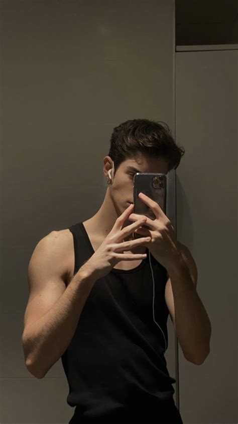 Pin By Antonio Abasto On Manurios In 2021 Photography Poses For Men Mirror Selfie Poses Guy