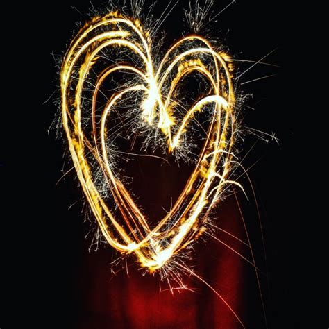 Kostenlose Hintergrundbilder Wunderkerze Feuerwerk Herzen Licht