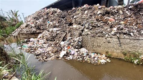 Sampah Menggunung Di Lokasi TPST 3R Kandangan Kediri Meluber Ke Sungai