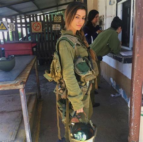 实拍以色列女兵的风采，个个有姿有色，最后那张，嘴刁香烟