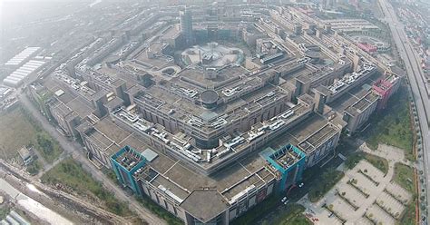 No One Wants To Shop In Chinas Giant Pentagon Shaped Mall