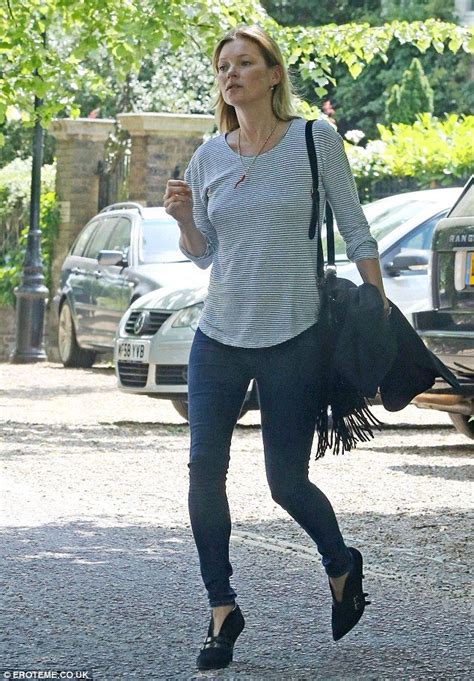 Kate Moss Opts For Casual Ensemble As She Runs For A Taxi In Heels Kate Moss Street Style
