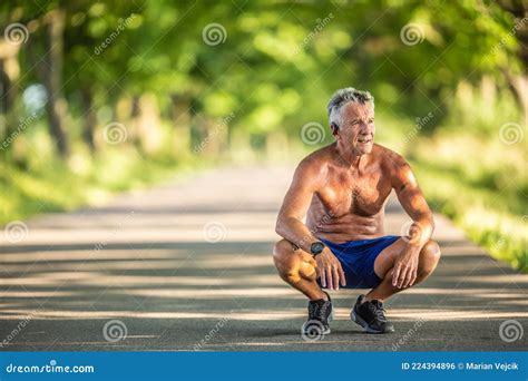 Musclé Et En Forme Homme Plus âgé Squats Pendant Quil Se Repose Après