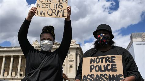 Paris Plusieurs Milliers De Personnes Rassemblées Contre Le Racisme Et