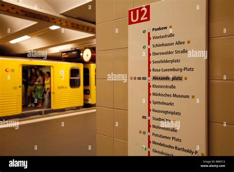 U Bahn Linie U2 Alexanderplatz Berlin Deutschland Stockfotografie Alamy