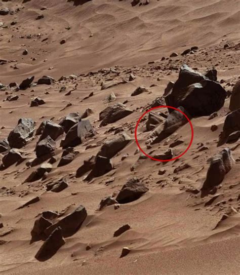 Nasas Curiosity Rover Spots Bizarre Face Like Object On Mars