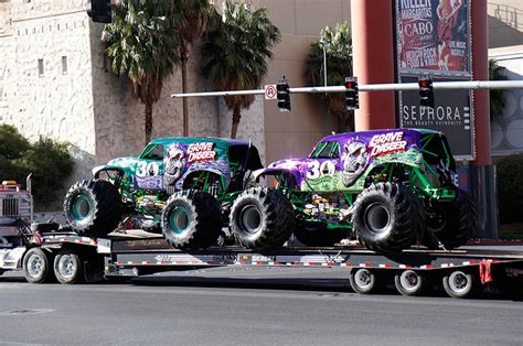 Grave Digger 30th Anniversary Spectra Chrome