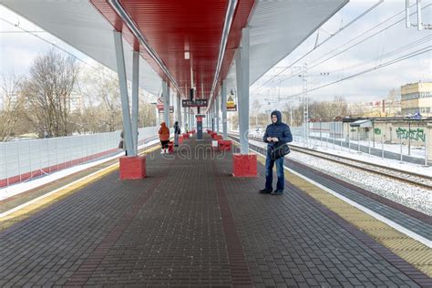 Stazioni Ferroviarie E Treni Passeggeri Russi Moderni Immagine Editoriale - Immagine di anello ...
