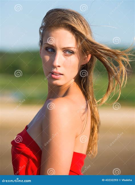 Mujer Desnuda Hermosa En Tela Roja Imagen De Archivo Imagen De Orilla