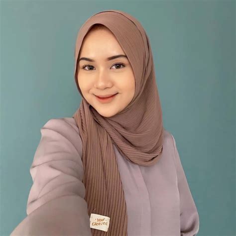 15 Gaya Hijab Untuk Wajah Kotak Bikin Terlihat Tirus Dan Proporsional